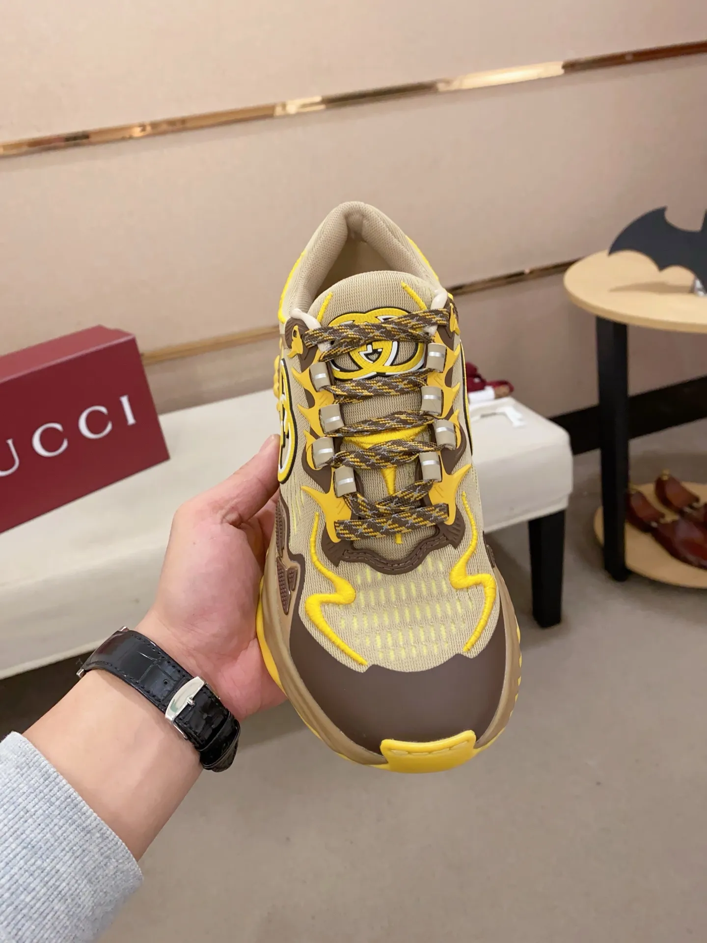 Men's shoes💰: 840💰High version of Gucci series couple's thick-soled sneakers! Gucci Gucci wave shoes Gucci's new designer has brought a new design, with a more comfortable foot feel and a new wave design. GUCCI's new Ripple wave shoes have an upper made of soft nappa leather and mesh. The foamed TPU midsole provides excellent comfort and feels like falling into the clouds. This new sports shoe adopts a thick-soled design, with a stitched leather upper and mesh, showing a full sense of technology. The two major brand logo details, the 3D-effect interlocking Double G leather patch and the Gucci letter metal hardware, inject a dazzling texture into the overall design. These shoes are crafted from silver metallic leather. Silver metallic leather, leather piping mesh details, Gucci lettering metal hardware, interlocking double G patch, lightweight rubber sole, top stitching and comes with a pair of shoelaces. Size: Women's 35-40 (can be customized to 34.41).        Male 39-44 (38.45 can be customized).